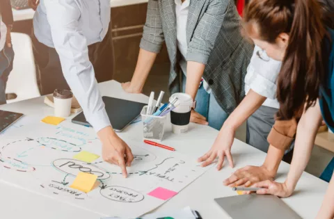 Shutterstock_Brainstorming_Gruppendiskussion_Plaket_inkl._Post-its_2