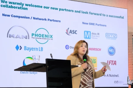 Die Leiterin der Partnerschaftsabteilung stellt die neuen Partner anhand einer Folie mit den Logos vor.