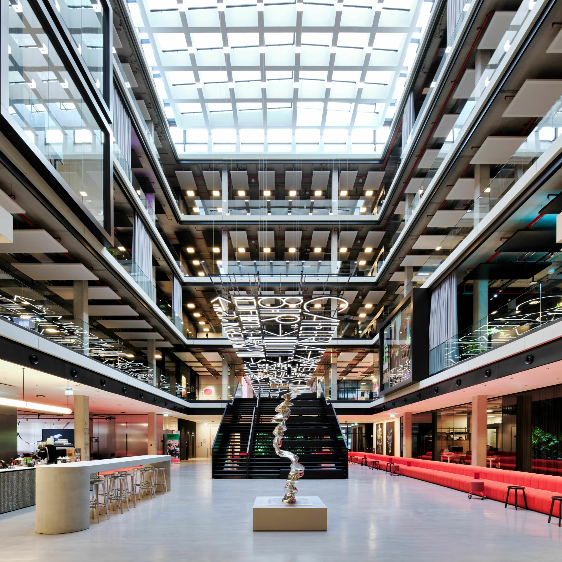 Blick auf den Eingangsbereich des House of Communication